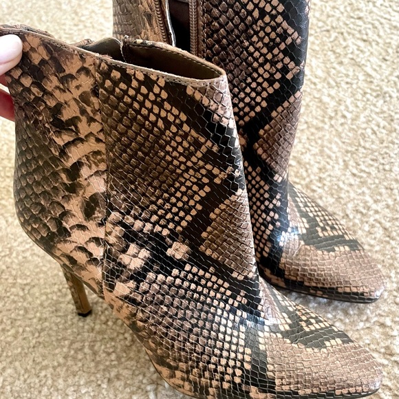 Vince Camuto snakeskin boots size 6 - Picture 6 of 6